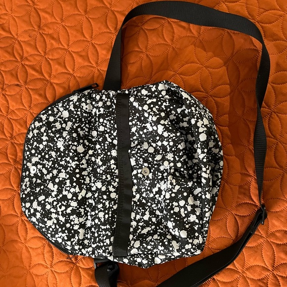 Lululemon - Picture 2 of 4